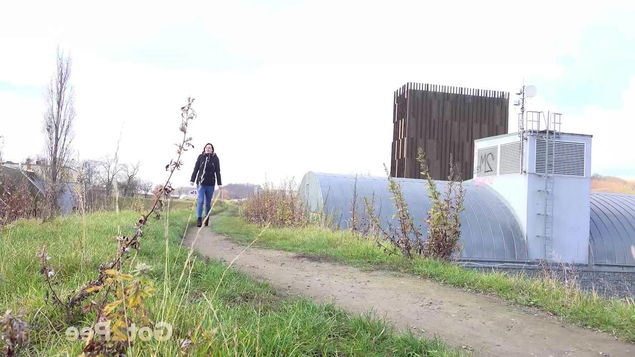 15P Amanda Hill enlève son jean pour faire pipi sur un chemin de terre.