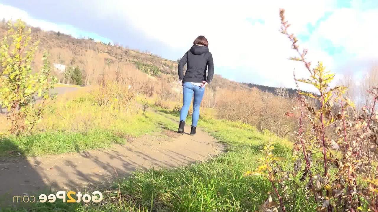 15P Amanda Hill enlève son jean pour faire pipi sur un chemin de terre.