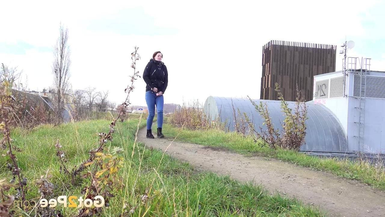 15P Amanda Hill enlève son jean pour faire pipi sur un chemin de terre.