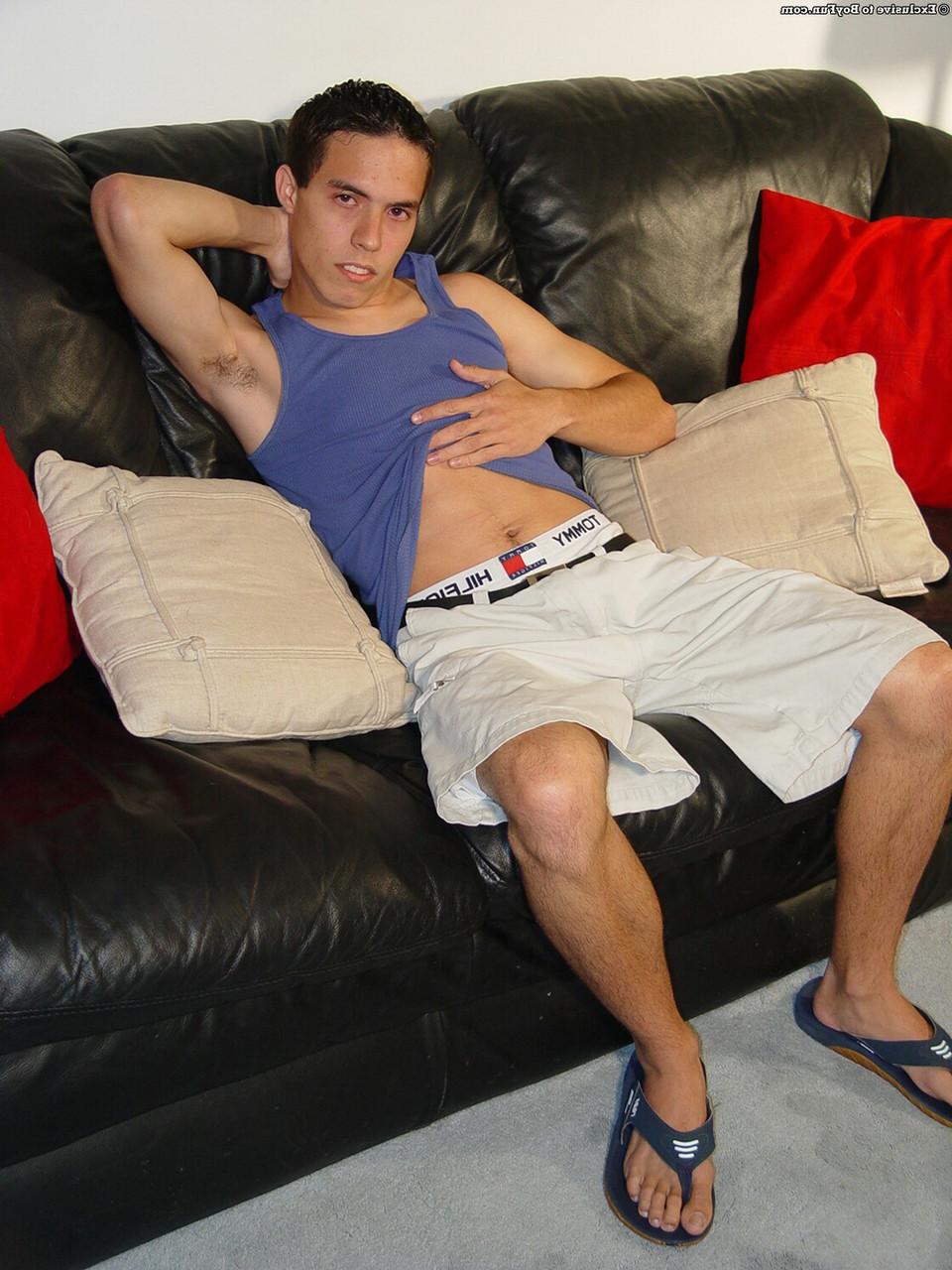20P O menino gay caucasiano Jeremy prova seu esperma fresco depois de se masturbar