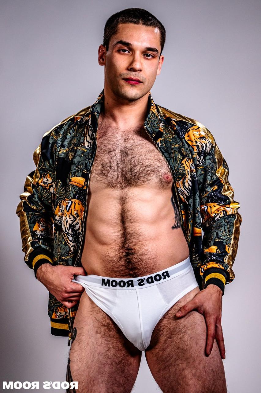 20P Les hommes gays musclés Dante Colle et Andrew Miller se sucent et se font sodomiser