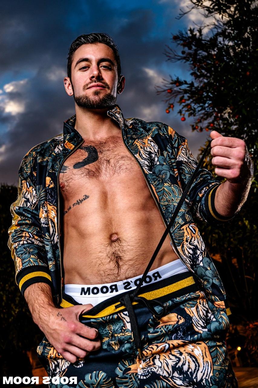20P Les hommes gays musclés Dante Colle et Andrew Miller se sucent et se font sodomiser