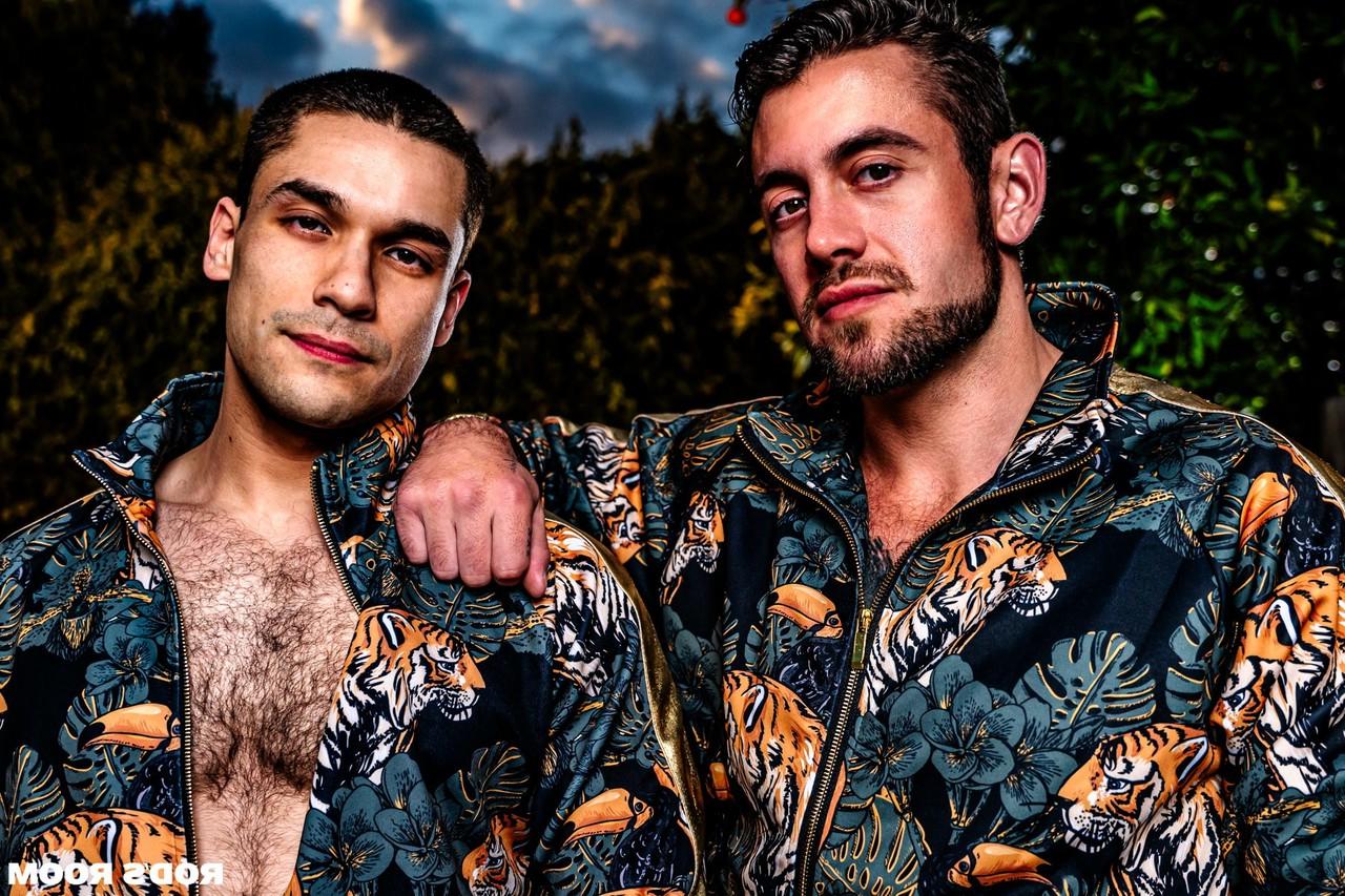 20P Les hommes gays musclés Dante Colle et Andrew Miller se sucent et se font sodomiser