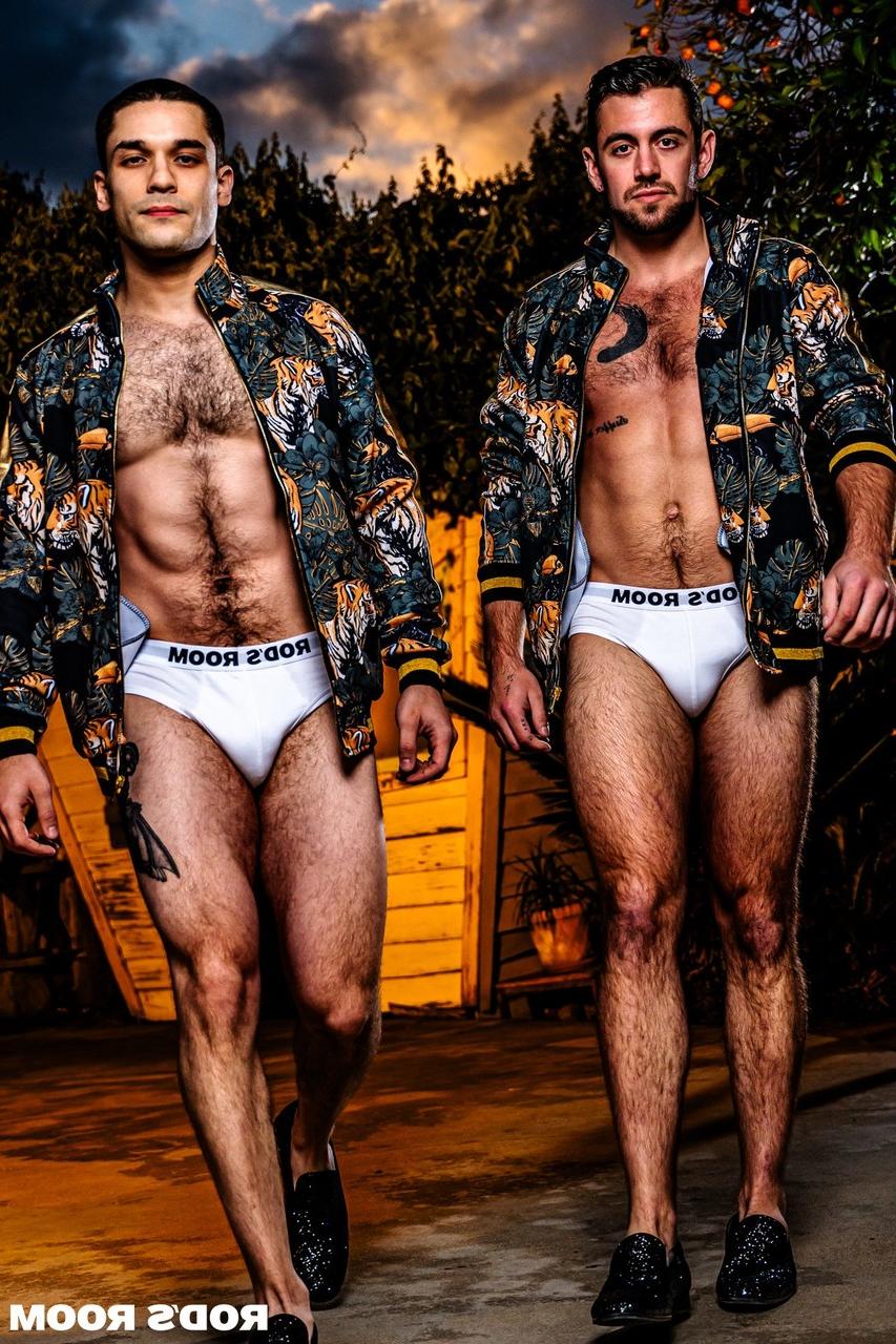 20P Les hommes gays musclés Dante Colle et Andrew Miller se sucent et se font sodomiser