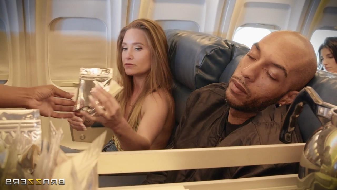 20P Las traviesas estrellas porno LaSirena69 y Hazel Grace comparten una BBC en un avión