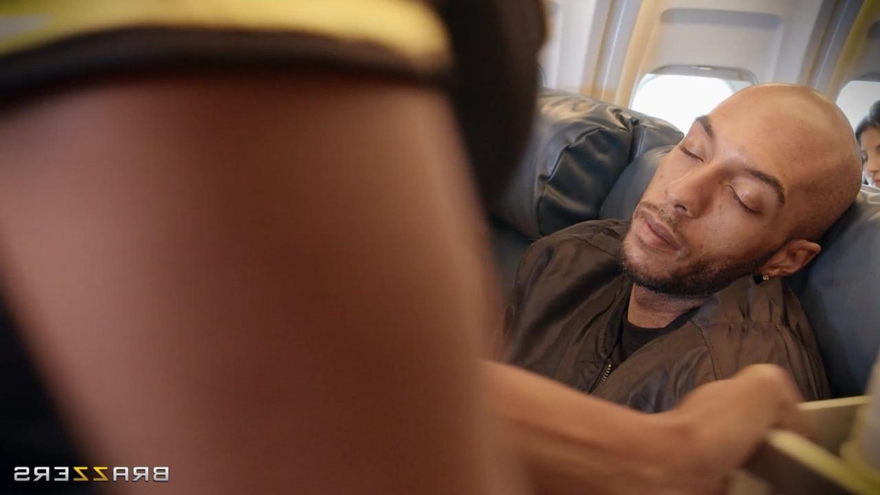 20P Las traviesas estrellas porno LaSirena69 y Hazel Grace comparten una BBC en un avión