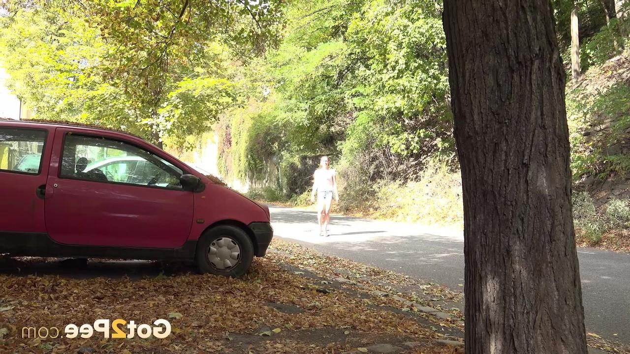 15P Valentina Ross pisse dans l'allée de quelqu'un pendant une promenade
