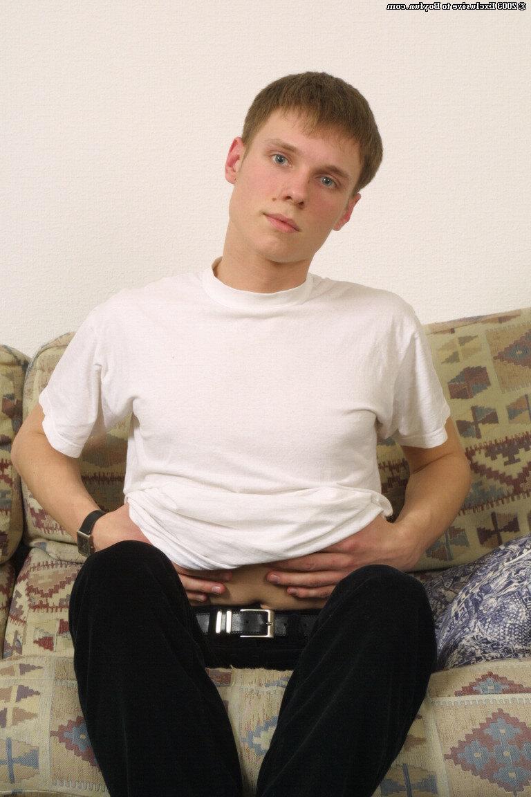 20P O jovem magro Yury tira a roupa e toca seu pênis peludo