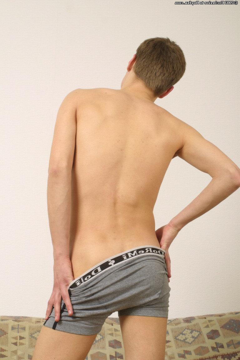 20P O jovem magro Yury tira a roupa e toca seu pênis peludo