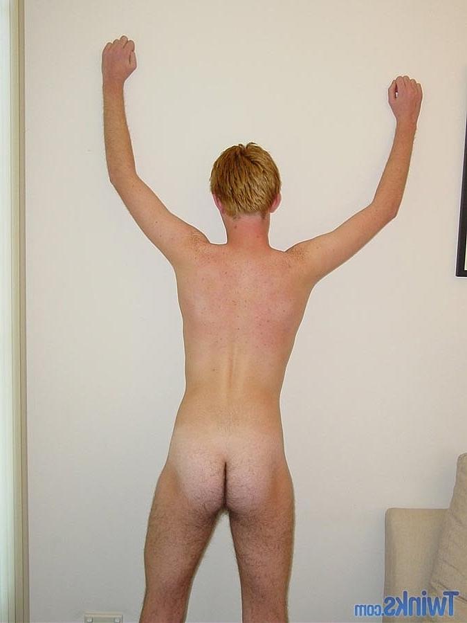20P Twink magro e peludo fica totalmente nu e sacode seu pequeno pau sem cortes