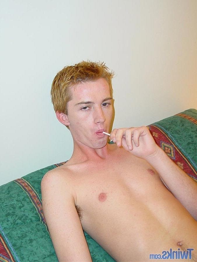 20P Twink magro e peludo fica totalmente nu e sacode seu pequeno pau sem cortes