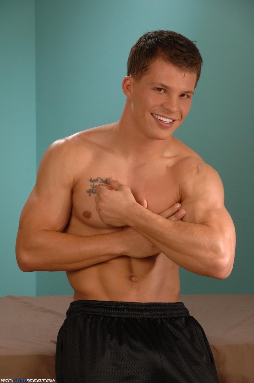 20P O musculoso gay Chad Logan expõe sua haste rígida e posa nu em uma mesa de massagem