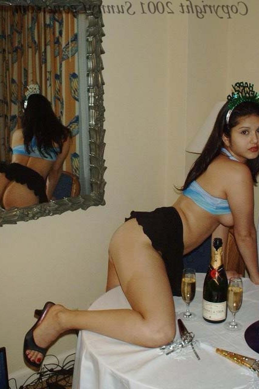 11P La jolie star du porno indienne Sunny Leone dévoile son cul et se masturbe sur une table.