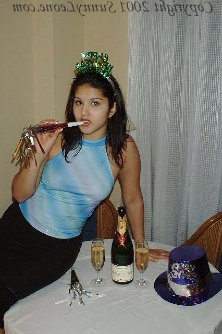 11P La jolie star du porno indienne Sunny Leone dévoile son cul et se masturbe sur une table.