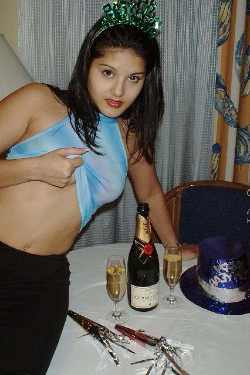 11P La jolie star du porno indienne Sunny Leone dévoile son cul et se masturbe sur une table.