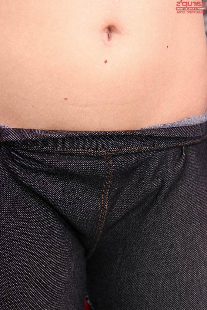 16P Pretty brunette babe Ayla Parker showing off her hot tight ass