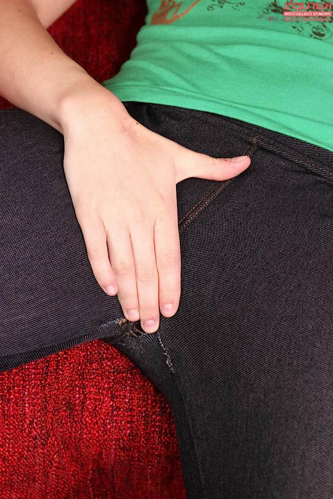 16P Pretty brunette babe Ayla Parker showing off her hot tight ass