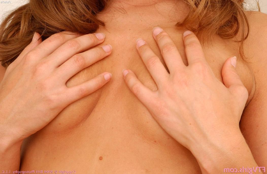 20P A brincalhona francesa Valerie fica de topless e massageia seus seios naturais