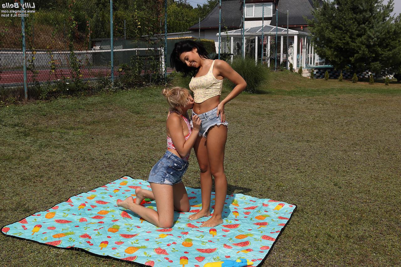 15P As lésbicas adolescentes Eyla Moore e Lilly Bella compartilham um vibrador duplo em um quintal