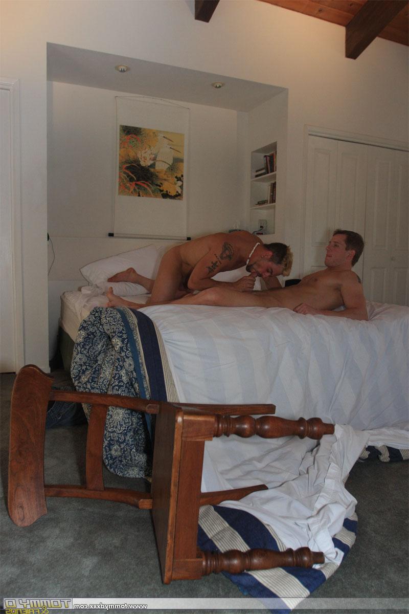 20P El semental gay caliente Tommy D tiene sexo oral ardiente con el vaquero colgado Billy The Kid