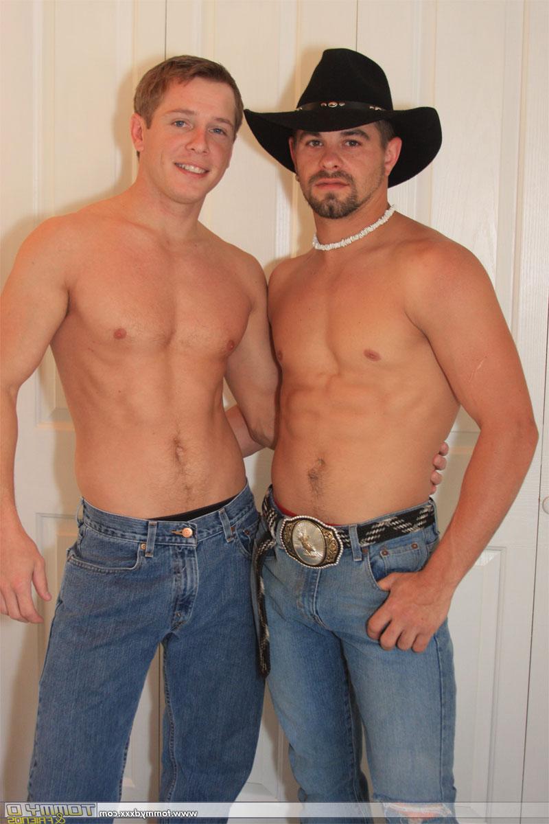 20P El semental gay caliente Tommy D tiene sexo oral ardiente con el vaquero colgado Billy The Kid