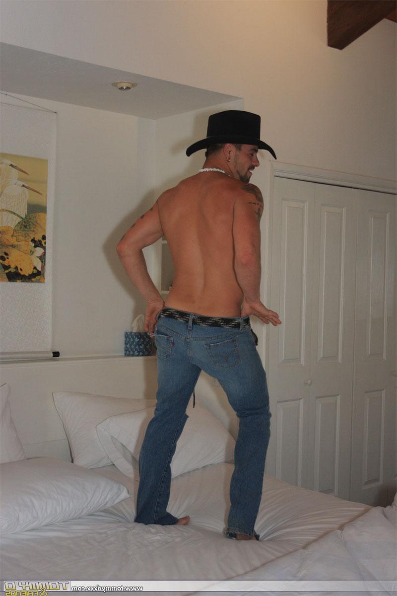 20P El semental gay caliente Tommy D tiene sexo oral ardiente con el vaquero colgado Billy The Kid