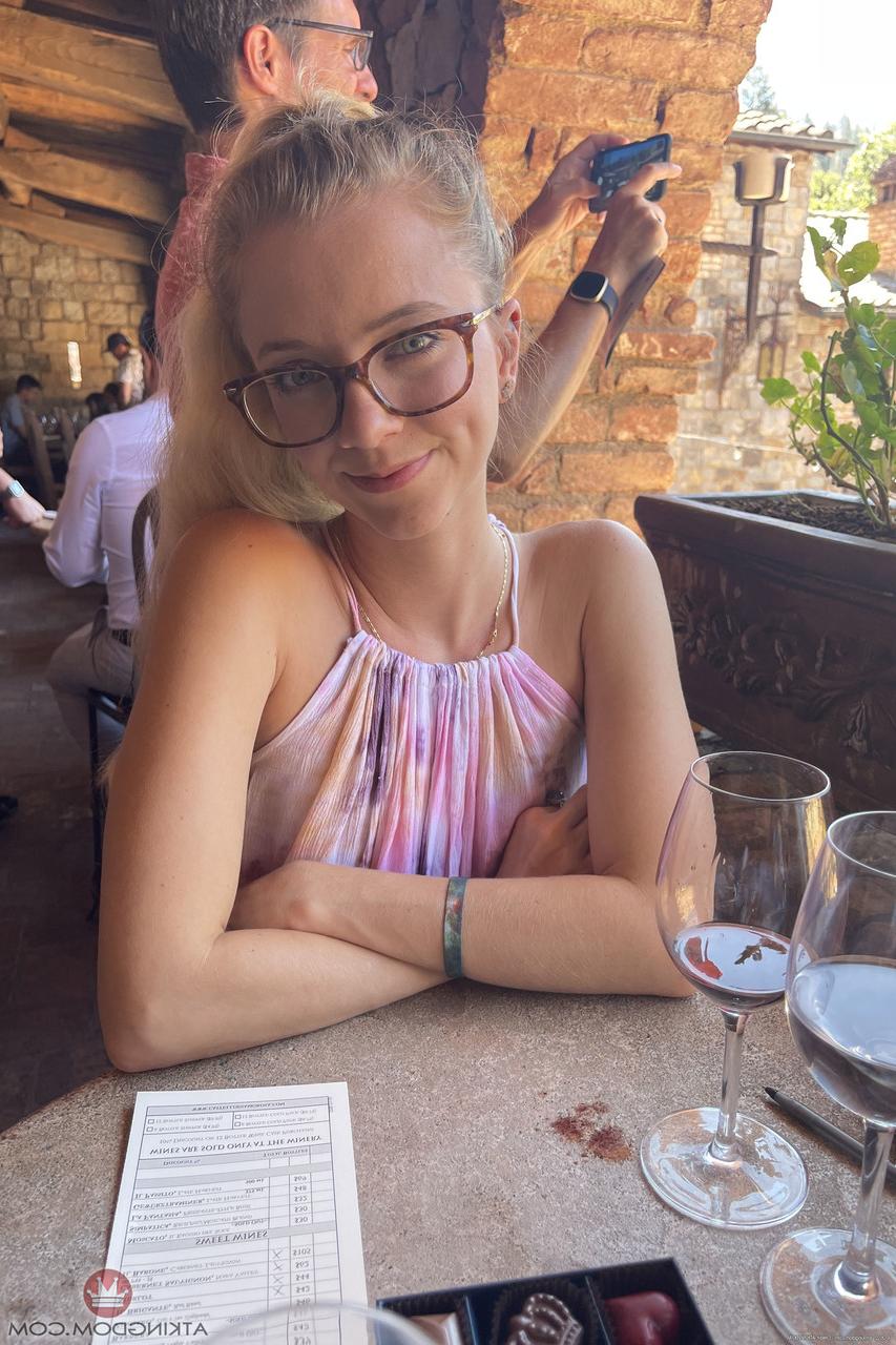 20P La joven nerd Riley Star hace alarde de sus estrechos agujeros de amor y posa desnuda