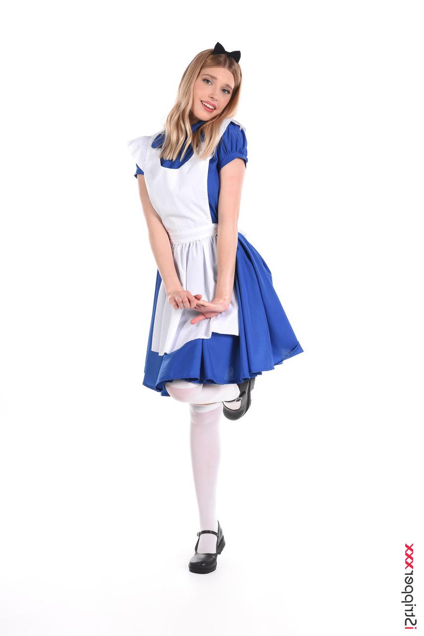 15P La jolie blonde Freya Mayer enlève son uniforme avant de jouer avec sa belle chatte.