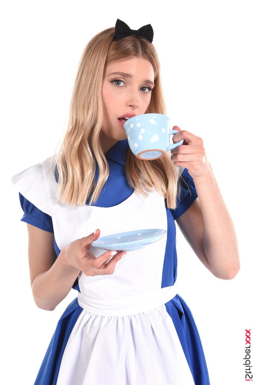 15P La jolie blonde Freya Mayer enlève son uniforme avant de jouer avec sa belle chatte.