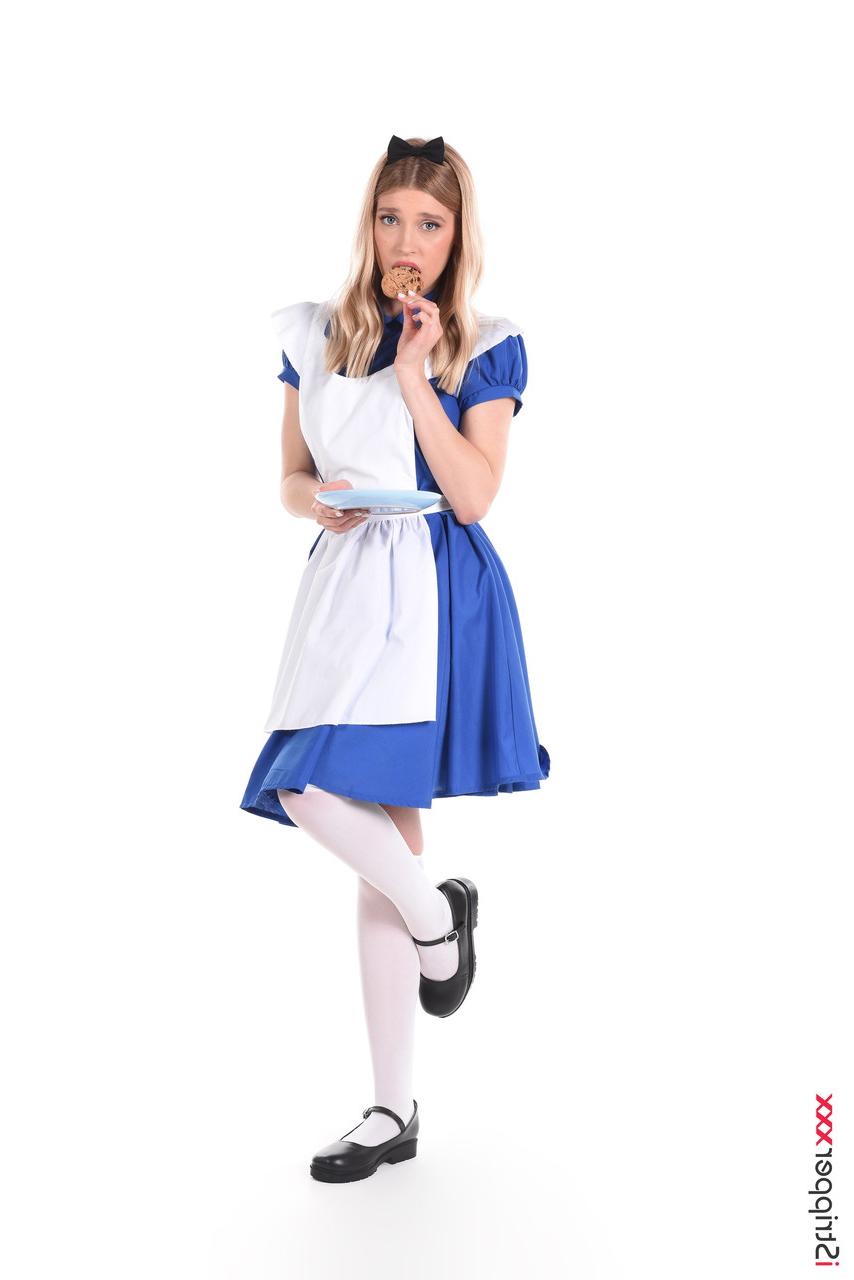 15P La jolie blonde Freya Mayer enlève son uniforme avant de jouer avec sa belle chatte.