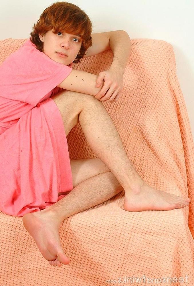 20P Twink caliente muestra su pequeña polla y su apretado agujero de amor anal