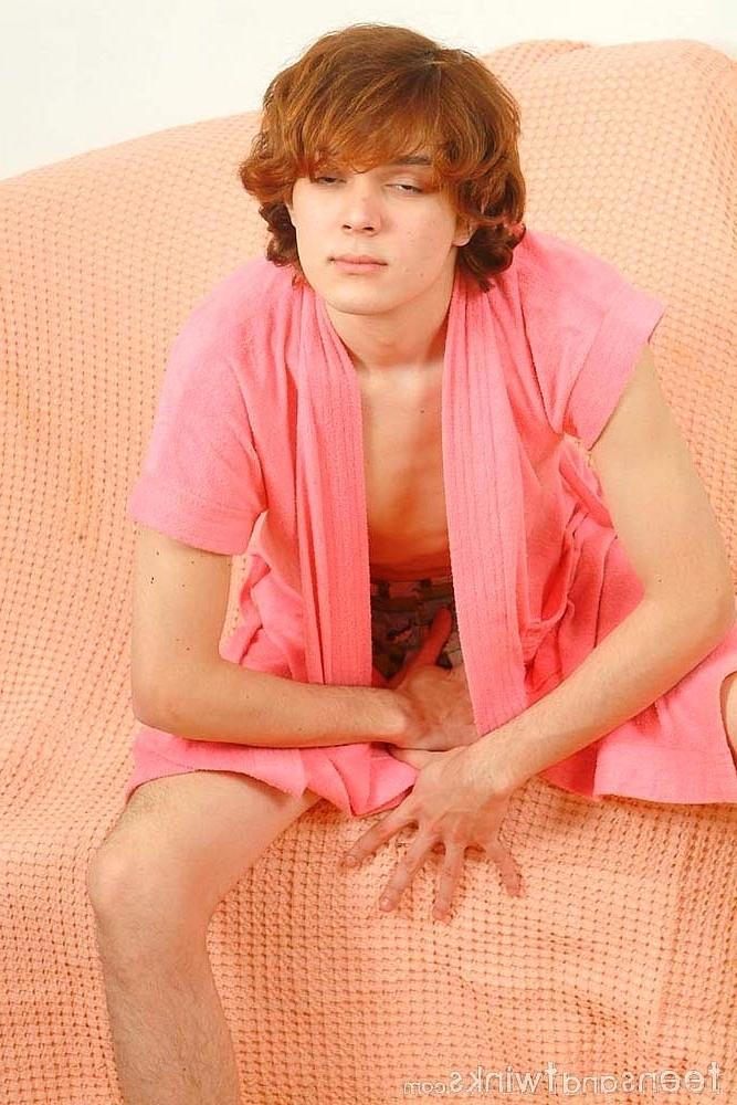 20P Twink caliente muestra su pequeña polla y su apretado agujero de amor anal