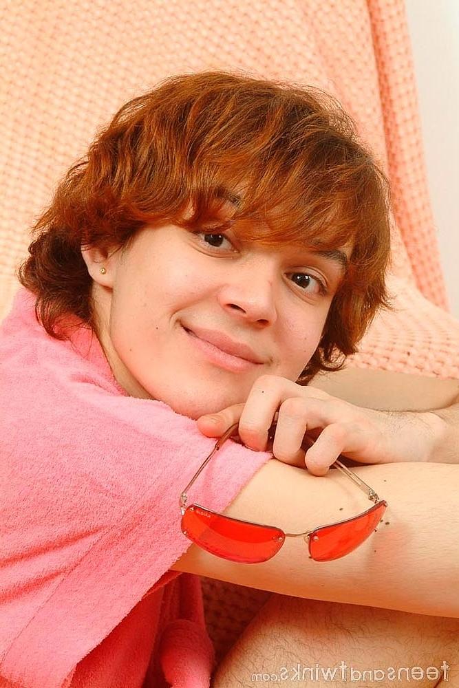 20P Twink caliente muestra su pequeña polla y su apretado agujero de amor anal