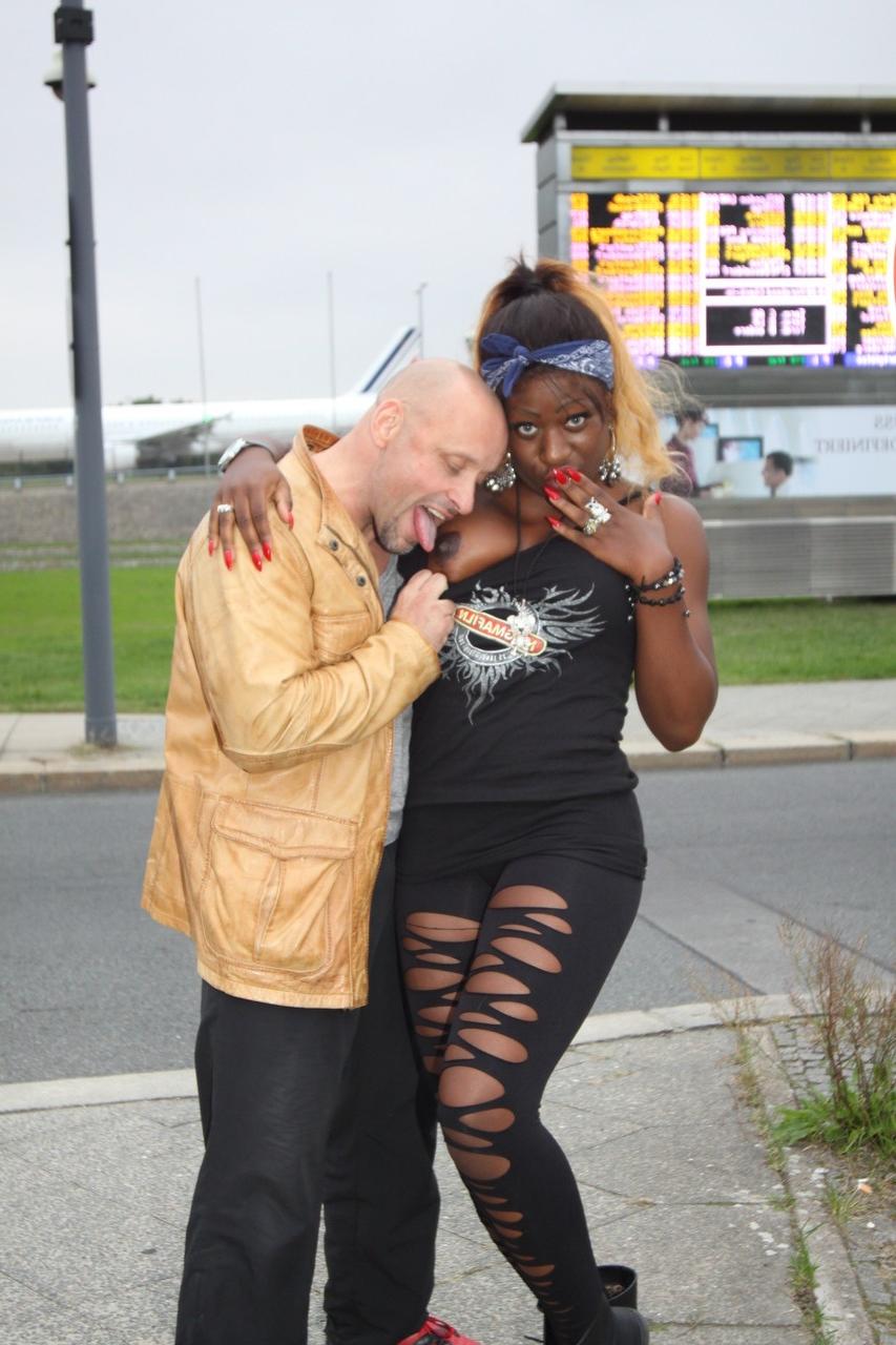 17P Josy Black, une femme d'ébène, se penche pour une levrette publique dans un bunker abandonné.
