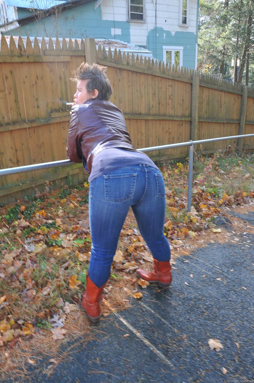 20P Artemisia adolescente de cabelos curtos tira a roupa e mostra sua bunda cheia de bolhas e boceta peluda