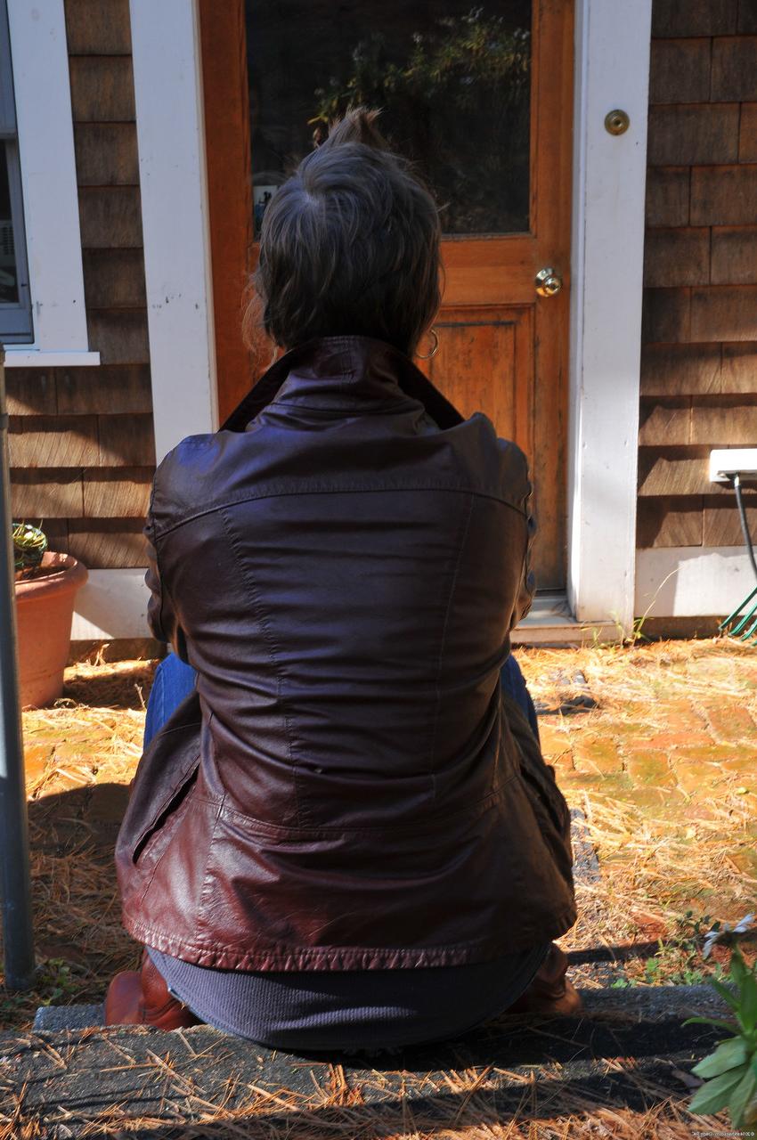20P Artemisia adolescente de cabelos curtos tira a roupa e mostra sua bunda cheia de bolhas e boceta peluda