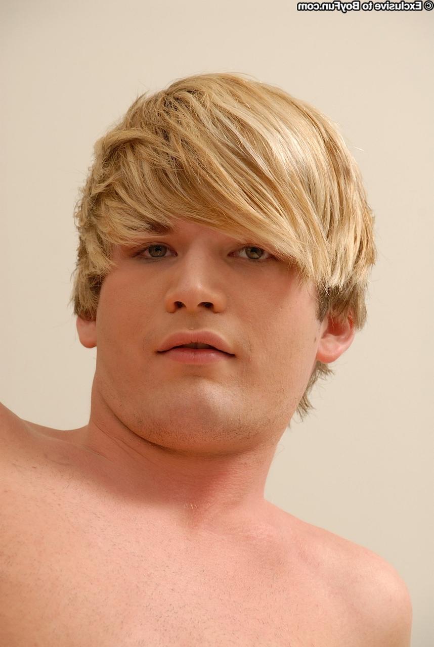 20P A linda loira gay Jason Pitt se livra de sua calcinha azul e se masturba