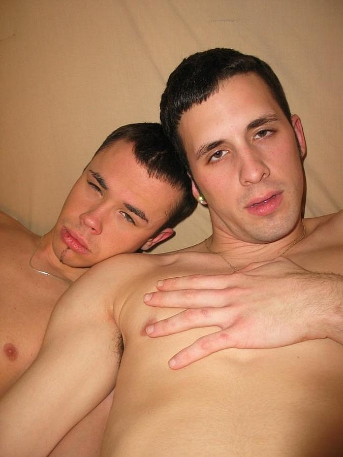 20P ブルネットのイケメン C.J とネイト L がオーラルセックスとアナルセックスをする前にフレンチキス