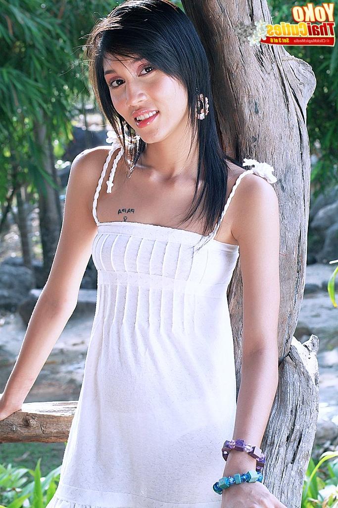 16P Das süße Thai-Mädchen Yoko greift zu einem Dildo, nachdem sie sich völlig nackt ausgezogen hat