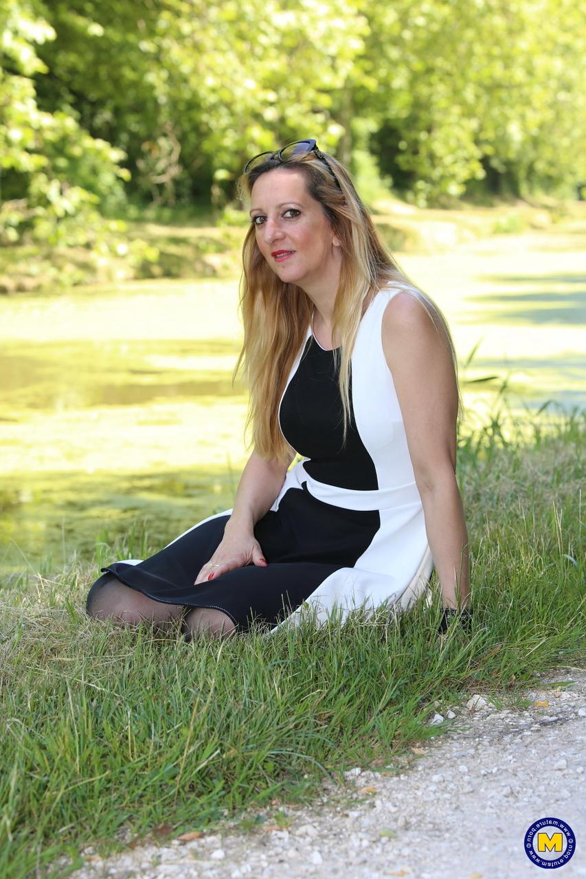 20P Die reife Französin Louise Du Lac lutscht und fickt zwei Schwänze in einem Dreier