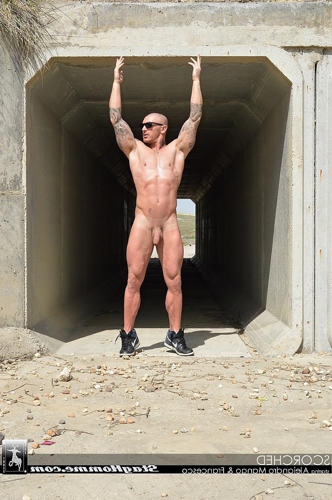 20P Calvo tatuado cachondo Stag Perverts es follado por el flaco gay Francesco DMacho