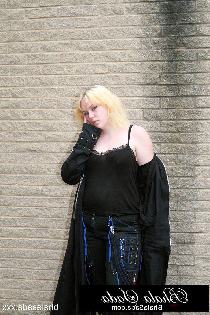 15P Chubby golden-haired MILF posing in her lovely black outfit in a solo