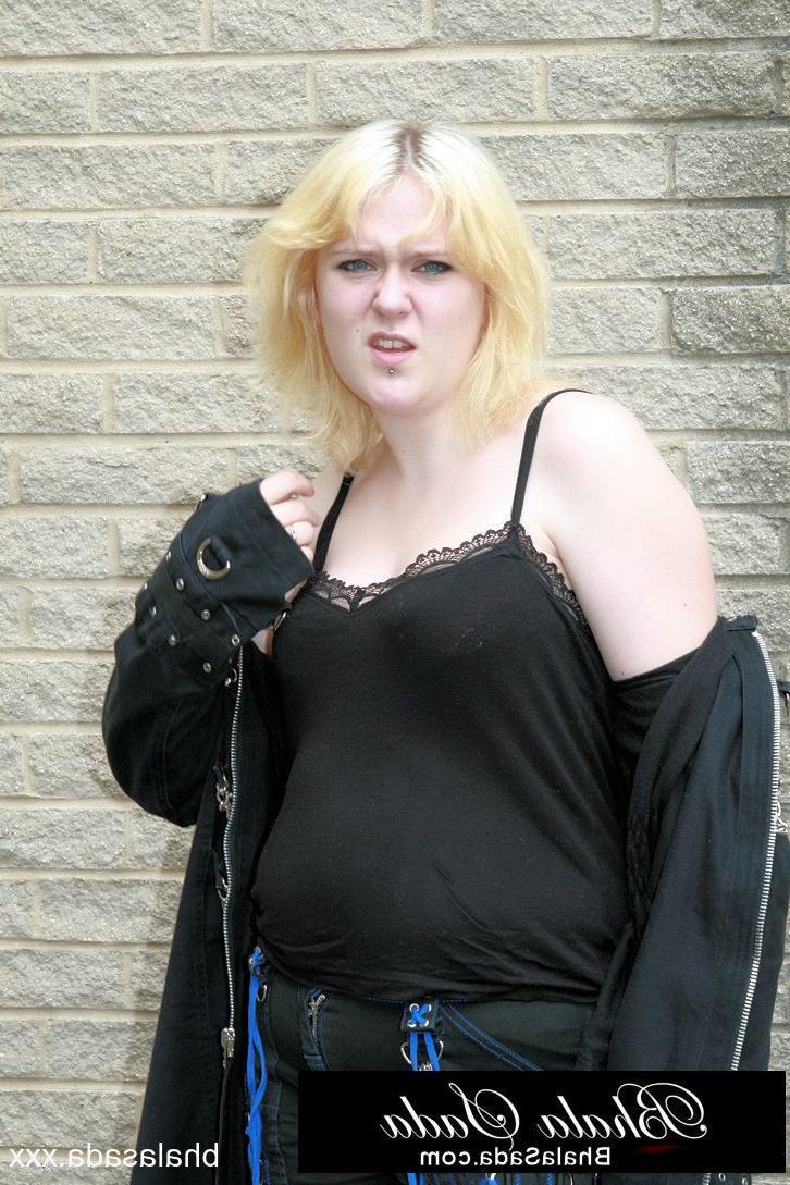 15P Chubby golden-haired MILF posing in her lovely black outfit in a solo