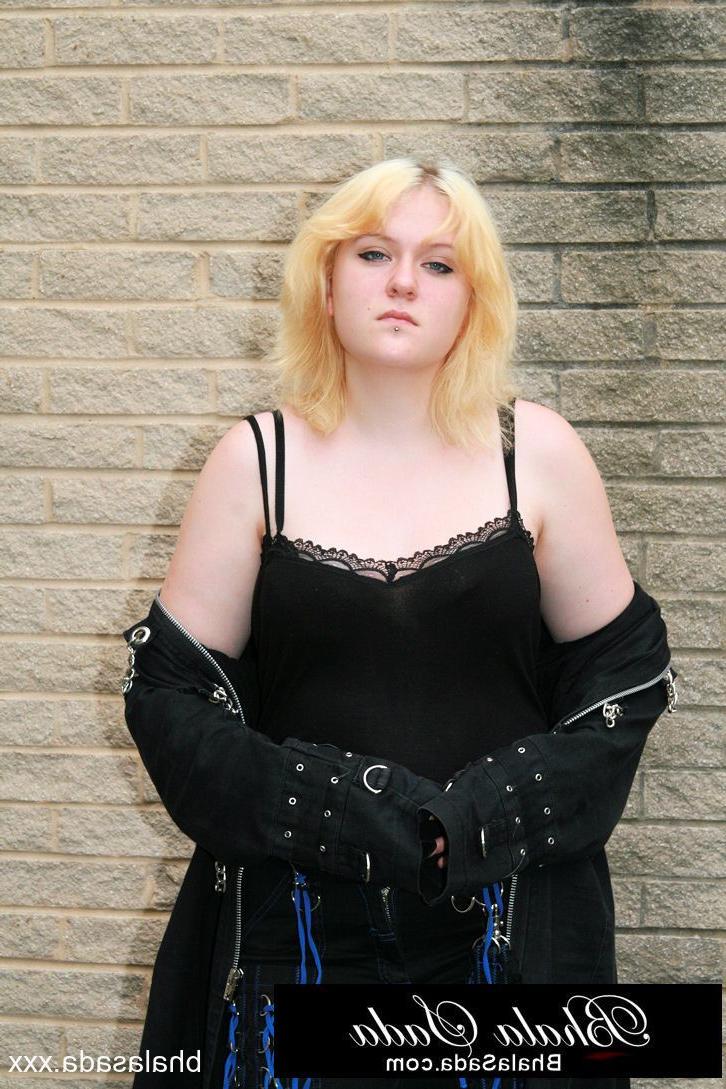 15P Chubby golden-haired MILF posing in her lovely black outfit in a solo