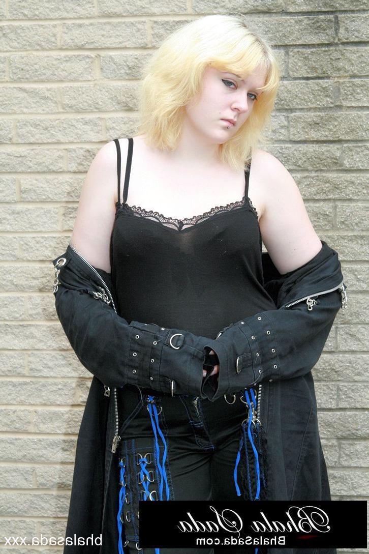 15P Chubby golden-haired MILF posing in her lovely black outfit in a solo