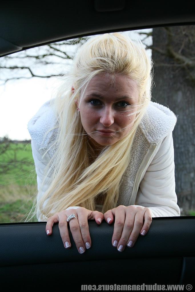 20P A amadora loira Kimberly Cox dedilha sua boceta em um carro vestindo lingerie branca
