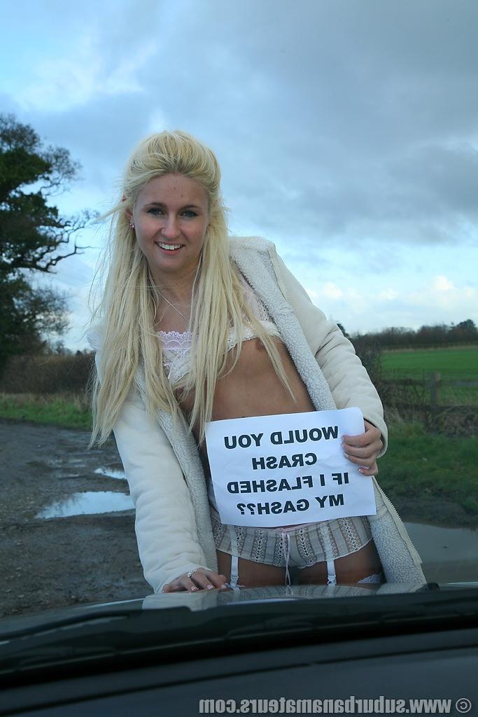 20P A amadora loira Kimberly Cox dedilha sua boceta em um carro vestindo lingerie branca