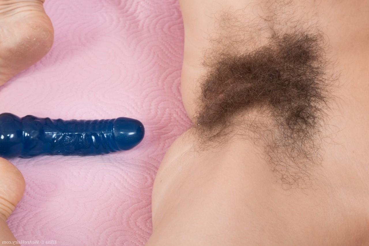 20P La esposa cachonda Efina se deja caer la ropa transparente y se mete un juguete en el castor