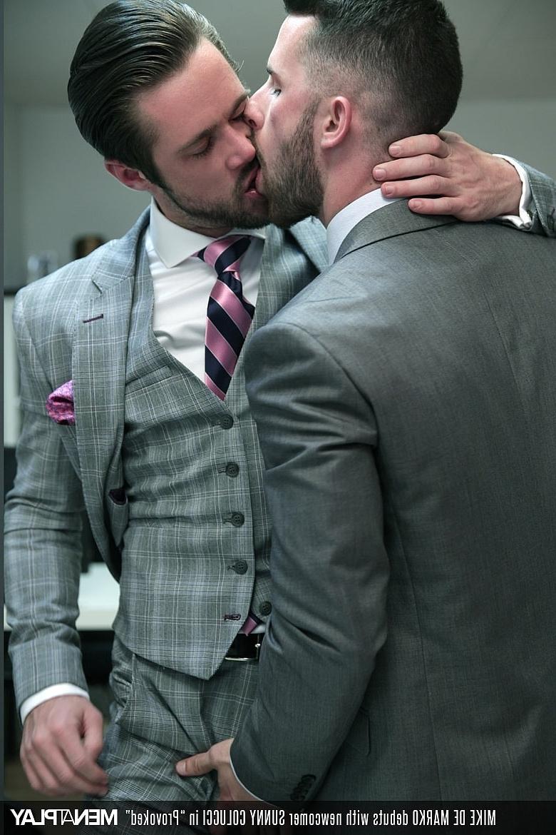 20P Gays barbudos gostosos Mike De Marko e Sunny Colucci fodem totalmente vestidos