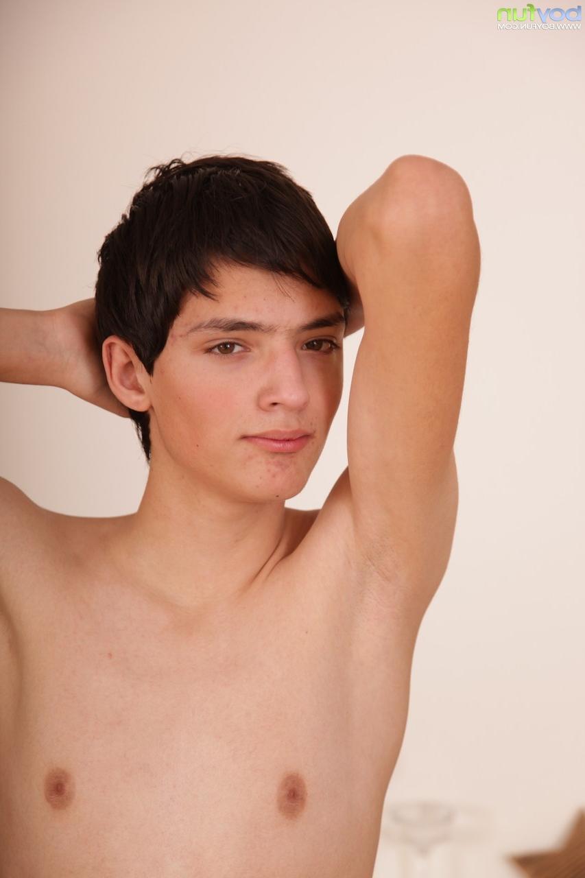 20P Der magere Schnuckel Jake Vosnik zieht sich nackt aus, während er mit seinem harten Schwanz spielt